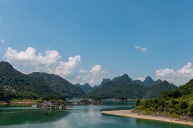 Güzel gölü, yeşil çayırları, ormanları ve gölde küçük adaları var. Göl ve dağlarla güzel doğal manzara.