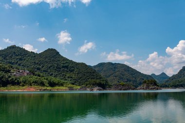 Güzel gölü, yeşil çayırları, ormanları ve gölde küçük adaları var. Göl ve dağlarla güzel doğal manzara.