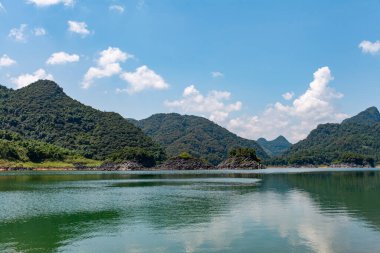 Güzel gölü, yeşil çayırları, ormanları ve gölde küçük adaları var. Göl ve dağlarla güzel doğal manzara.