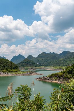 Güzel gölü, yeşil çayırları, ormanları ve gölde küçük adaları var. Göl ve dağlarla güzel doğal manzara.