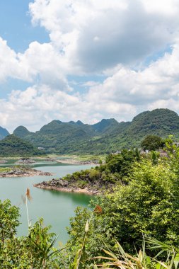Güzel gölü, yeşil çayırları, ormanları ve gölde küçük adaları var. Göl ve dağlarla güzel doğal manzara.