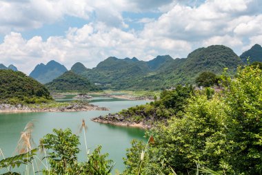 Güzel gölü, yeşil çayırları, ormanları ve gölde küçük adaları var. Göl ve dağlarla güzel doğal manzara.