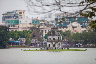 Hanoi, Vietnam -Şub 15, 2016 Hoan Kiem Gölü, Hanoi, Vietnam, kaplumbağa Kulesi ile eski kesiminde küçük gölde. Kaplumbağa kule Hanoi, Vietnam sembolüdür