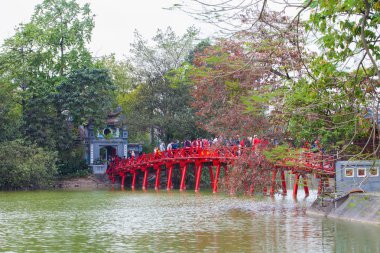 Hanoi, Vietnam -Şub 15, 2016:-Huc veya kırmızı köprü Hoan Kiem gölde Ha Noi, Vietnam