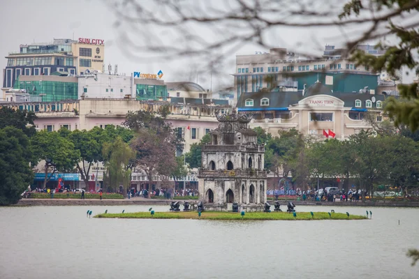 Hanói, Vietnã 15 de fevereiro de 2016 Hoan Kiem Lake, o pequeno lago na parte antiga de Hanói, Vietnã, com a Torre da Tartaruga. Torre da Tartaruga é o símbolo de Hanói, Vietnã — Fotografia de Stock