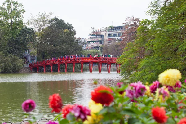 Hanói, Vietnã-FEB 15, 2016: - O Huc ou Ponte Vermelha em Hoan Kiem Lake, Ha Noi, Vietnã — Fotografia de Stock