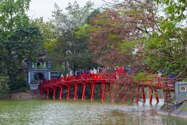 Hanoj, Vietnam -únor 15, 2016:-Huc nebo červený most v Hoan Kiem Lake, Ha Noi, Vietnam — Stock fotografie