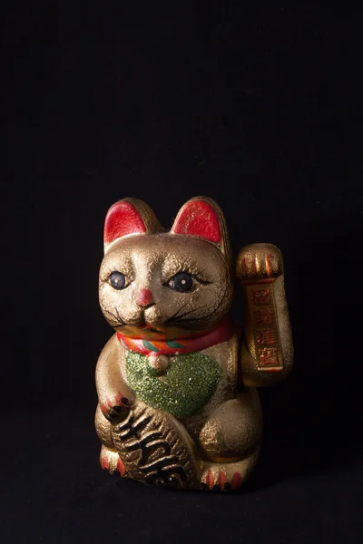 Şanslı Çince siyah arka plan üzerinde izole kedi