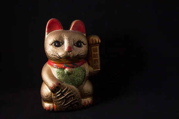 Şanslı Çince siyah arka plan üzerinde izole kedi