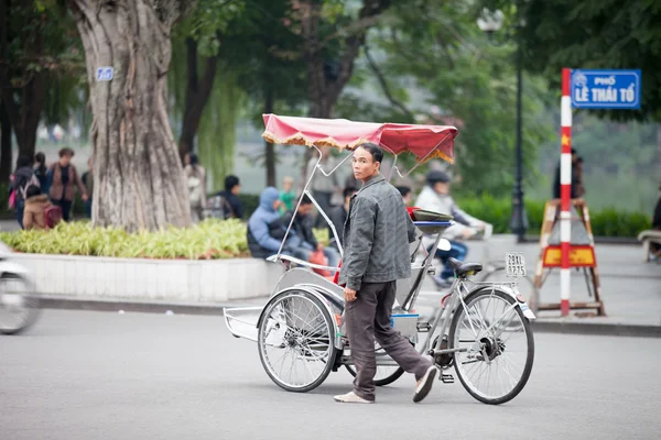 Hanoi Vietnam Aug 2017 Leven Vietnam Cyclo Naast Zwaard Lake — Stockfoto
