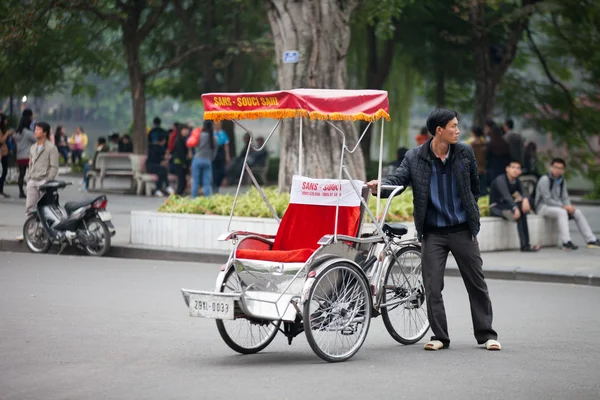 Hanoi, Vietnam, 19 Ağustos 2017: Vietnam-Cyclo yanında kılıç Gölü hanoi, vietnam, hayatta. Cyclo turistin farvourite araç ulaşım Vietnam olduğunu