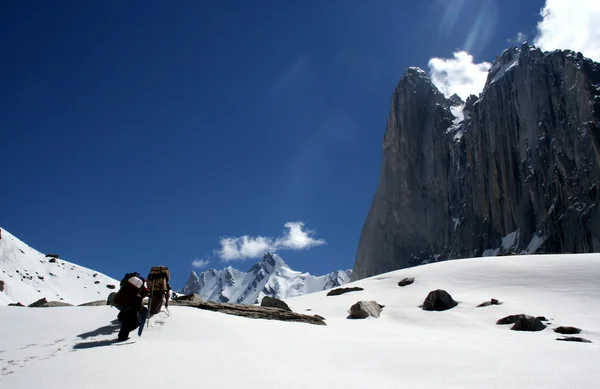 Porteiros paquistaneses. Ajuda aos alpinistas a chegar ao acampamento base . — Fotografia de Stock