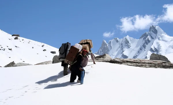 Pakistanlı hamallar. Ana kampa ulaşmak için dağcılara yardımcı olur.