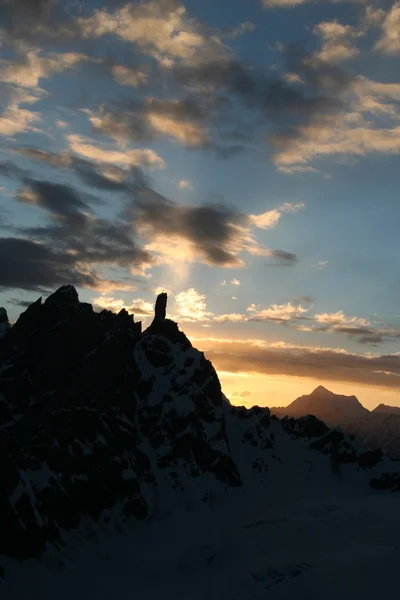 Coucher de soleil au sommet de la montagne. — Photo