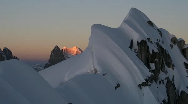 Coucher de soleil au sommet de la montagne. — Photo