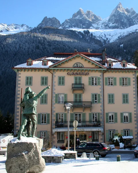 Mon Blanc kalemi ve Chamonix, panoramik manzaralı.