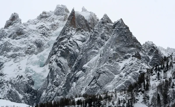 Mont Blanc-ra és Chamonix, hegyi panorámával. — Stock Fotó