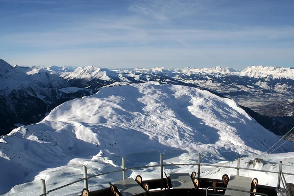 Mont Blanc en Chamonix, panoramisch uitzicht op de bergen. — Stockfoto