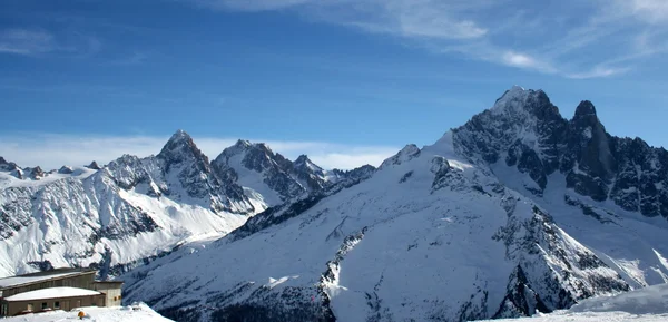 Mont Blanc en Chamonix, panoramisch uitzicht op de bergen. — Stockfoto