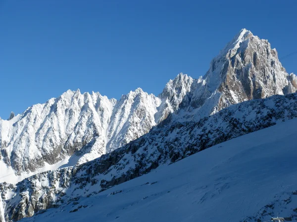 Mont Blanc en Chamonix, panoramisch uitzicht op de bergen. — Stockfoto