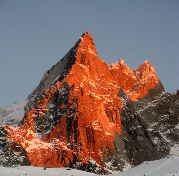 Mont Blanc-ra és Chamonix, hegyi panorámával. — Stock Fotó