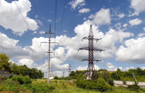 Vysokonapěťové přenosové rozvody elektrické energie — Stock fotografie