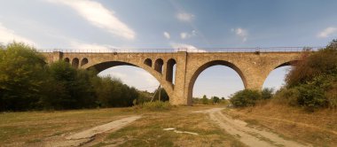 Ostriv yakınındaki eski Avusturya demiryolu viyadük