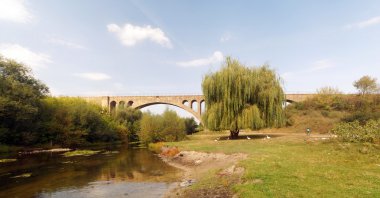 Ostriv yakınındaki eski Avusturya demiryolu viyadük