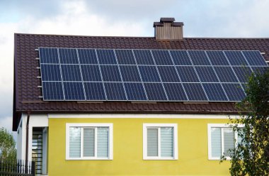 Evin çatısındaki güneş panelleri. Çevresel serbest elektrik gücü.