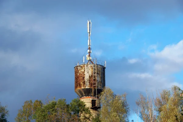 Старая Водонапорная Башня Антеннами Связи Внедрение Стандарта Сотовой Связи — стоковое фото