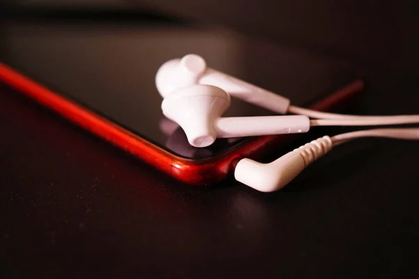 ⬇ Скачать Картинки Listen Music Phone, Стоковые Фото Listen Music.