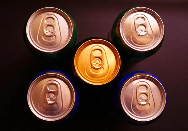 Cinco Latas Cerveza Sobre Fondo Negro Vista Superior — Foto de Stock