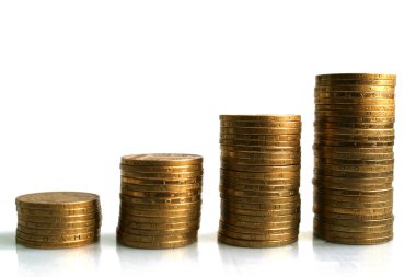 Beyaz arkaplandaki dört madeni para sütunu, kopyalama alanı. Finansal başarı, kâr kavramı.