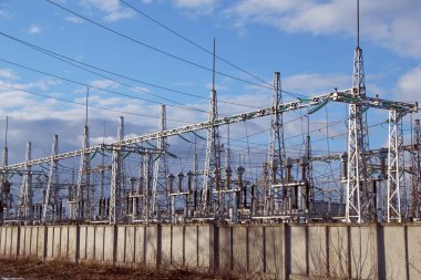 Yüksek voltaj santrali. Dağıtım elektriği. Elektrik hizmetleri.