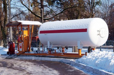 Sıvı propan benzin istasyonu. Araç tanklarına sıvılaştırılmış propan gazı doldurmak için LPG istasyonu. Çevre dostu yakıt. Kış görünümü.