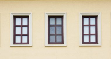 Evin duvarında üç pencere var. Üç nesne kavramı.