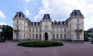 Lviv, Ukrayna - 6 Temmuz 2021: Lviv 'deki Potocki Sarayı, ünlü bir turizm merkezi. Lviv Ulusal Sanat Galerisi 'nin bir şubesine ev sahipliği yapıyor..