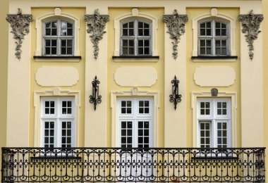 Barok tarzında bir ön cephe. Mimari ögeleri göster.