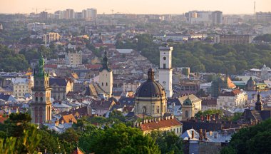 Ukrayna 'nın Lviv şehrinin şehir merkezinin çatıları ve kubbeleri. Şehir merkezindeki hava manzarası.