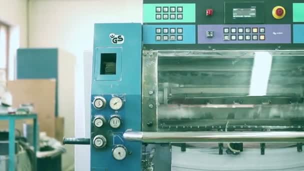 Aparat jest w ruch maszyny drukarskiej w druku miasta Rybinsk 23.02.2016 roku. Drukowania maszyna drukuje suwak journal.shooting — Wideo stockowe