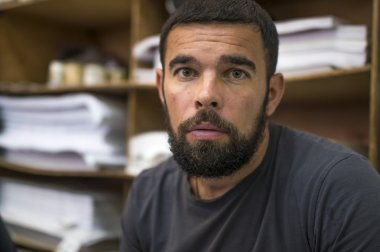 Sakallı şaşırmış adam portresi