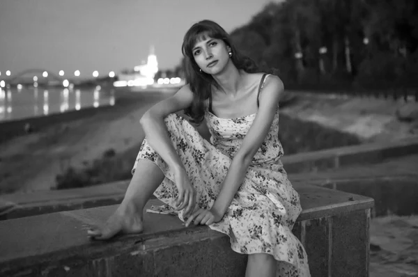 Quay Volga Nehri'nin erotik kız