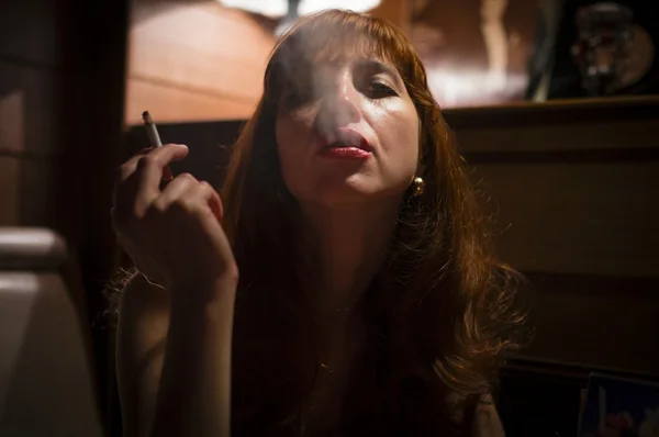 Seksi kız bir kafede Sigara
