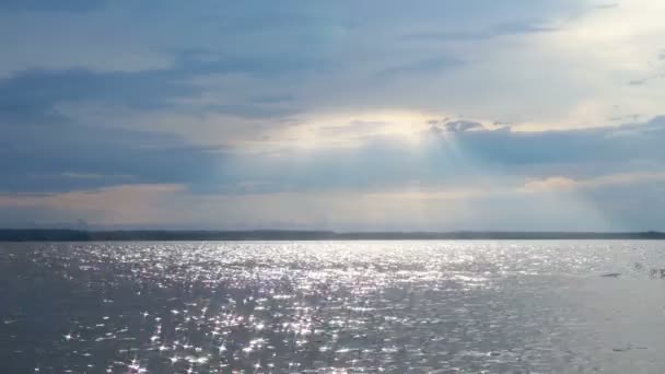 Nuvola il cielo sul fiume Volga — Video Stock