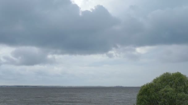 Хмара небо над річкою Волга — стокове відео