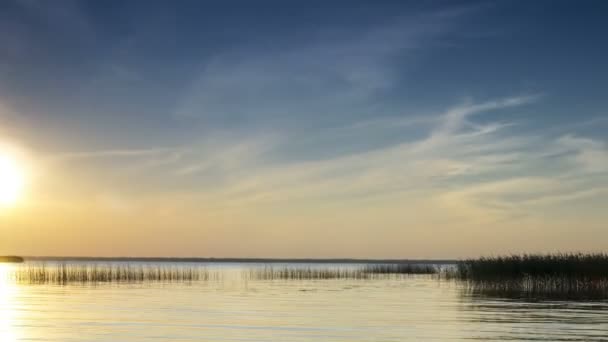 Puesta de sol en el terraplén del río Volga Time Lapse — Vídeo de stock