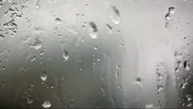 yağmur damlalı pencere