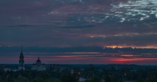 Sommaren gryningen med katedralen i Rybinsk Timelapse — Stockvideo