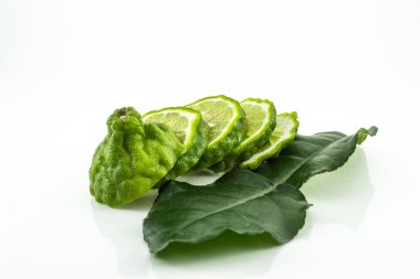 Beyaz arka plan üzerinde Güney Afrika'da bir kabile kireç yaprakları