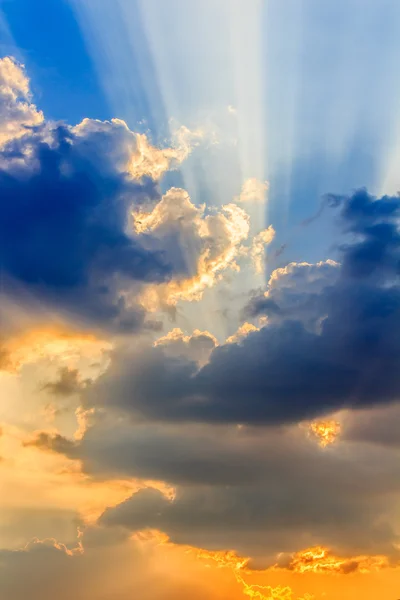 Nubes y un cielo azul con un rayo de sol brillando a través . —  Fotos de Stock